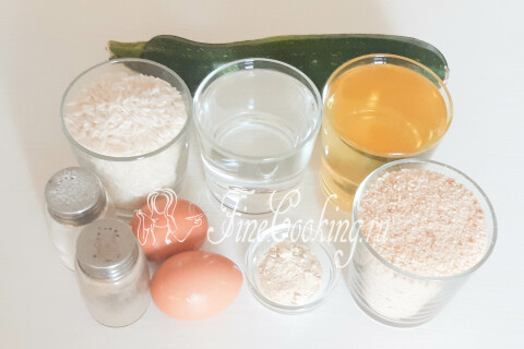 Продукты для рисовых котлет с кабачком: кабачок, рис, яйца, сухари, масло, чеснок, соль и перец.