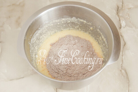 Яично-масляная смесь со всыпанной мучной смесью в миске