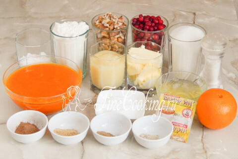 Продукты для рождественского кекса с тыквой: мука, тыквенное и яблочное пюре, масло, яичные белки, клюква и орехи.
