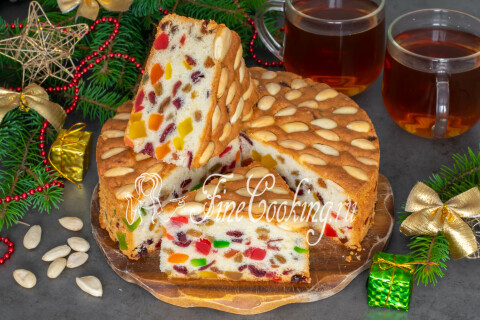 Нарезанный порционно кекс Данди на столе рядом с чашкой чая.