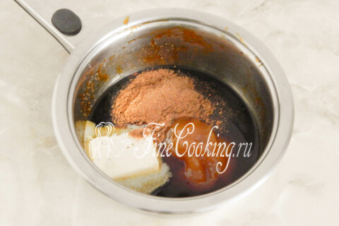 Жжёная сахарная основа с мёдом, сливочным маслом и пряностями в кастрюле