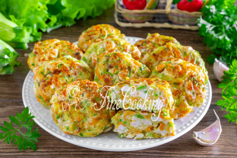 Рубленые котлеты из куриной грудки с кабачком на плоской тарелке.