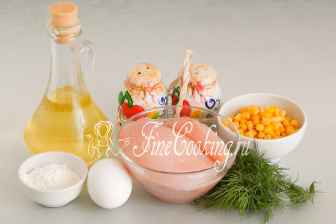 Продукты для рубленых куриных котлет: куриная грудка, кукуруза, яйцо, мука и укроп