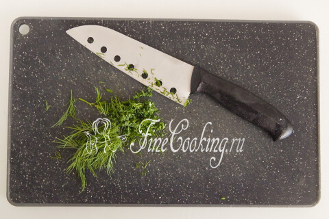 Свежий укроп после мытья и просушки мелко нарезан ножом