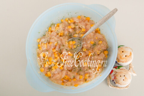 Куриный фарш с кукурузой и укропом солят и перчат