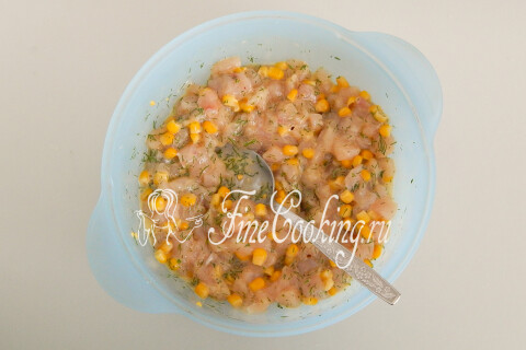 Готовый фарш для куриных котлет тщательно перемешан в миске