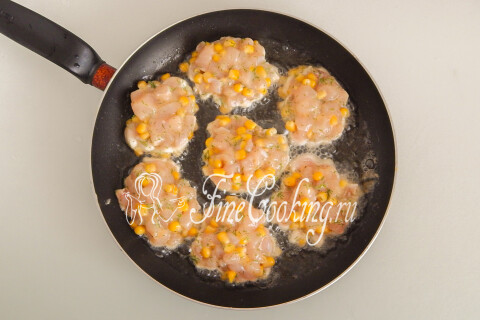 Куриный фарш выкладывают ложкой в раскалённое масло, формуя котлетки