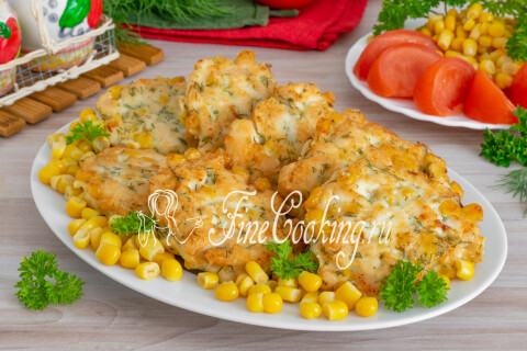 Готовые рубленые куриные котлеты с кукурузой на тарелке