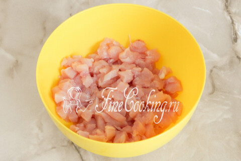 Куриная грудка, нарезанная мелким кубиком, в миске