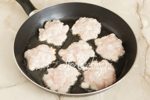 Ложки куриной массы, обжариваемые в сковороде на растительном масле