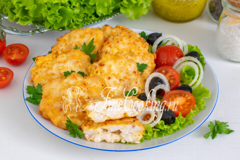 Готовые рубленые куриные котлеты на тарелке с зеленью