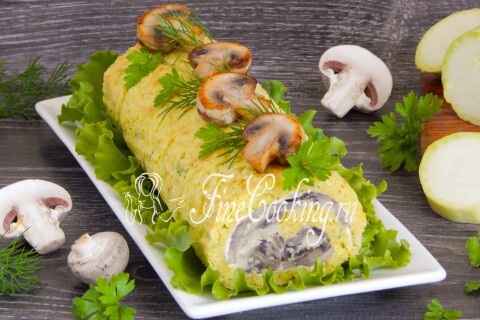 Кабачковый рулет с грибами и сыром, нарезанный порционными кусочками