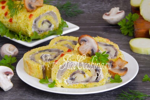 Порционные кусочки рулета из кабачков с грибами и сыром на тарелке