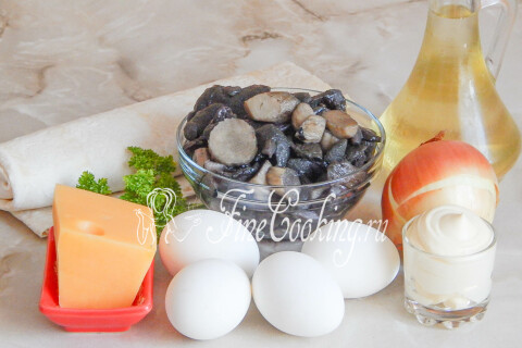 Продукты для рулета из лаваша с яйцом и грибами: лаваш, грибы, яйца, сыр, майонез и лук