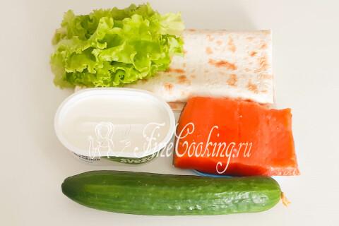 Продукты для рулета с красной рыбой: лаваш, сёмга, огурец, творожный сыр и салат
