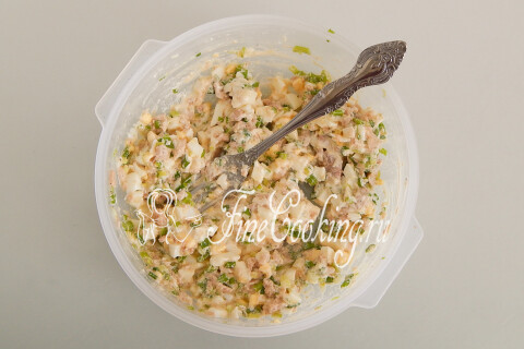 Печень трески с яйцами, тщательно перемешанная в миске