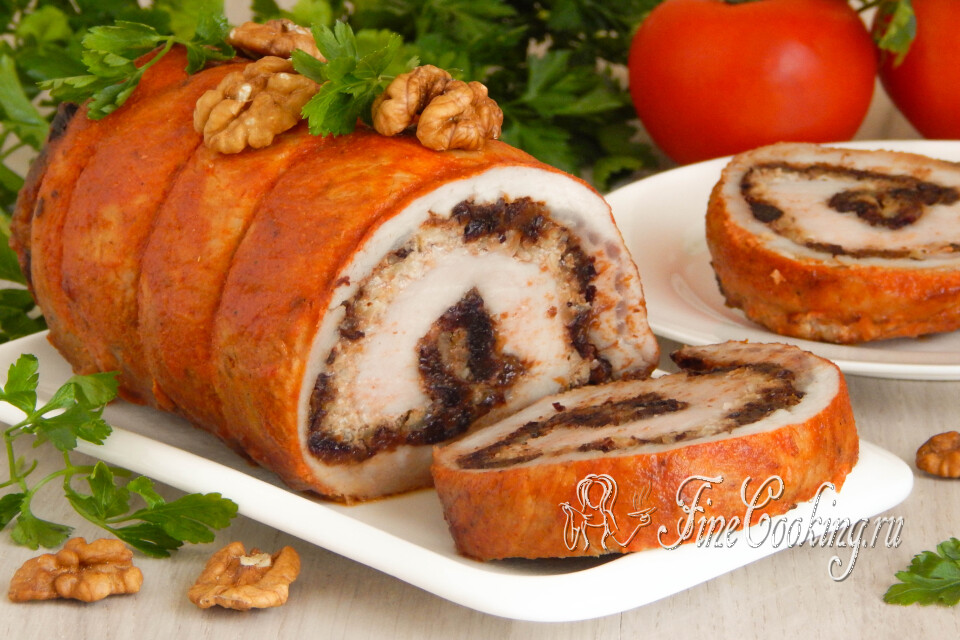 Рулет из свинины с черносливом и орехами — готовое блюдо