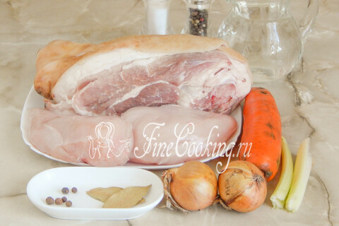 Продукты для рулета из свиной рульки: рулька, куриная грудка, овощи и специи.