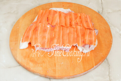 Морковные полоски, уложенные в один слой поверх мяса рульки.