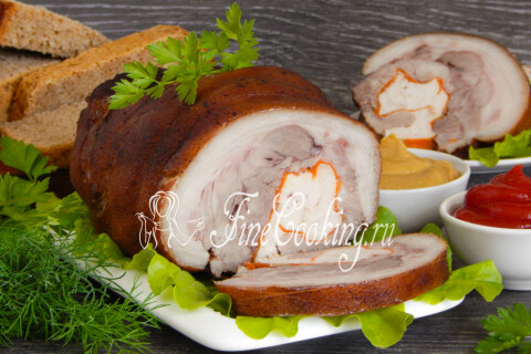 Рулет из свиной рульки, нарезанный аккуратными порционными кусочками на блюде.