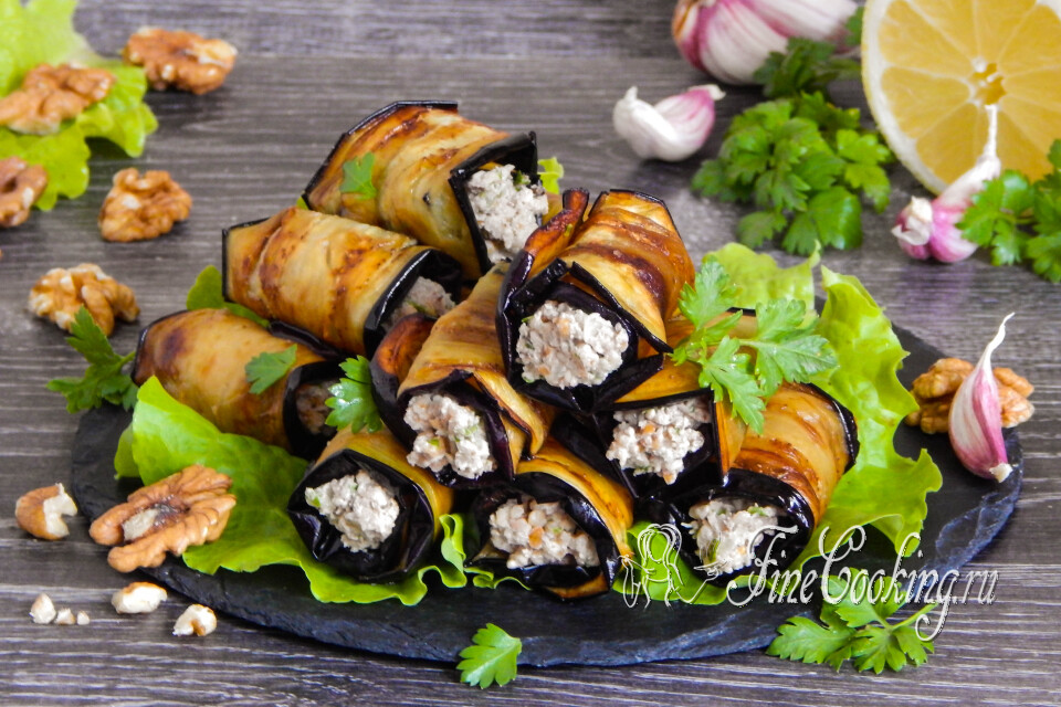 Рулетики из баклажанов с орехами — готовое блюдо