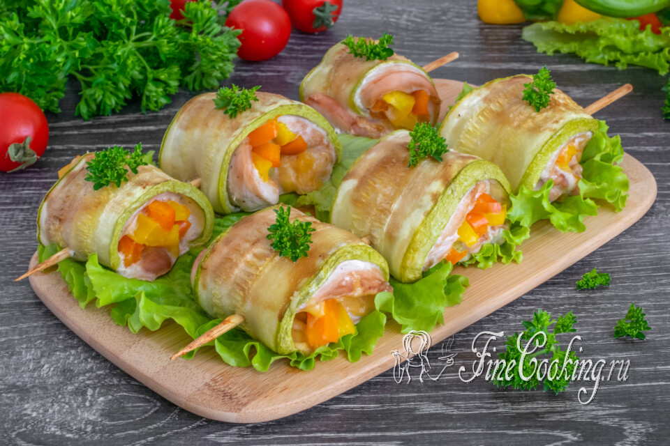 Рулетики из кабачков с курицей, сыром и овощами — готовое блюдо