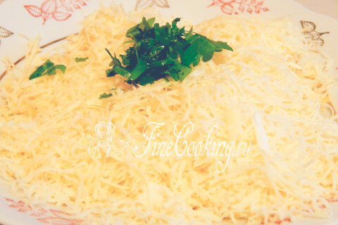 Отварная курица и яйца в кастрюле, натёртый сыр и измельчённая петрушка