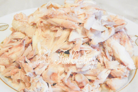Отварная курица, разобранная руками на волокна