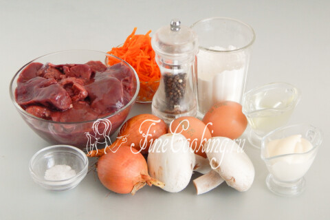 Продукты для рулетиков из печени с грибами и морковью: куриная печень, яйца и мука