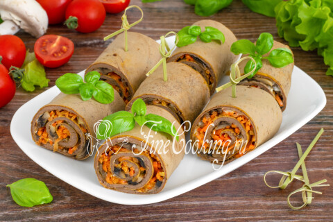 Рулетики из печени с грибами и морковью, нарезанные порционными кусочками