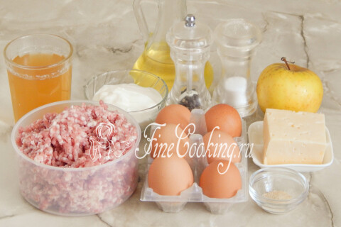Продукты для рулетиков из яичных блинчиков: яйца, сметана, свиной фарш, яблоко и сыр