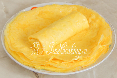 Яичный блинчик с мясной начинкой, свернутый рулетиком