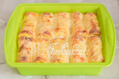 Рулетики из яичных блинчиков с мясной начинкой на тарелке