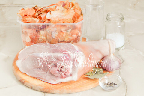 Продукты для рульки в луковой шелухе: свиная рулька, шелуха, соль, чеснок, лавровый лист и перец