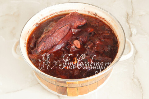 Варёная рулька, укутанная луковой шелухой для равномерной окраски