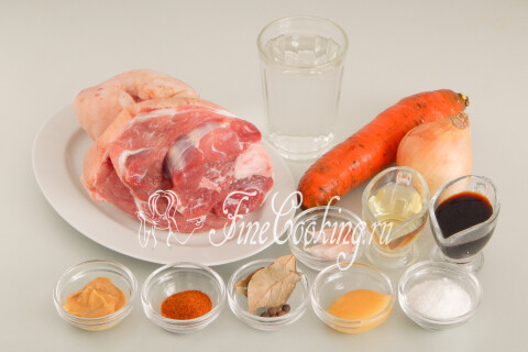 Продукты для рульки в мультиварке: свиная рулька, морковь, лук и специи