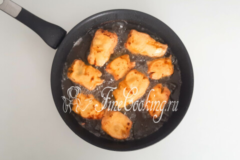 Кусочки в кляре жарятся в раскаленном масле до румяной корочки