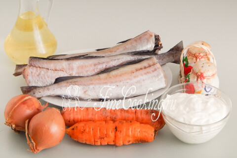 Продукты для рыбы с луком, морковью и сметаной: минтай, морковь, лук, сметана, масло, соль и перец.