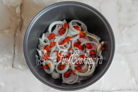 Рыба с луком, политая томатным соусом и маслом