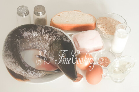 Продукты для рыбных котлет из щуки: филе рыбы, свиное сало, батон, молоко, яйцо, лук и чеснок.