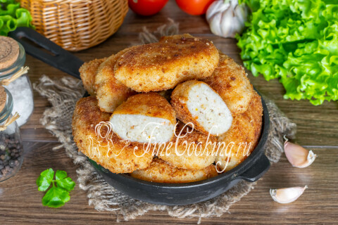 Рыбные котлеты из щуки с румяной корочкой поданы горячими на тарелке.