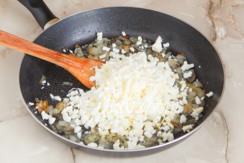 Варёные яйца, нарезанные кубиком, добавленные к жареному луку