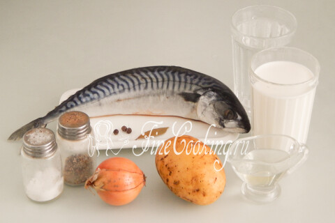 Продукты для рыбного супа-пюре со скумбрией: сливки, картофель, лук и специи