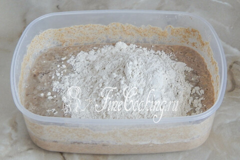 Очередная порция ржаной муки и воды, всыпанная в закваску при кормлении