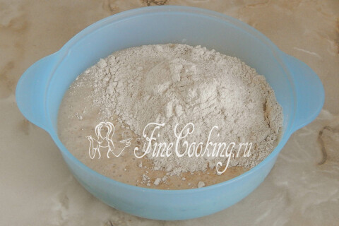 Ржаная закваска смешанная с мукой и тёплой водой в миске