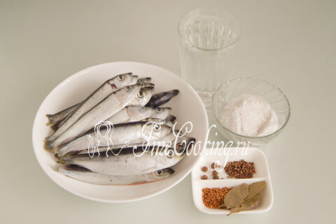 Продукты для солёной салаки: рыба, вода, соль, душистый перец, лавровый лист и горчица