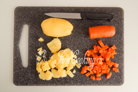 Отварные картофель и морковь, нарезанные мелким кубиком