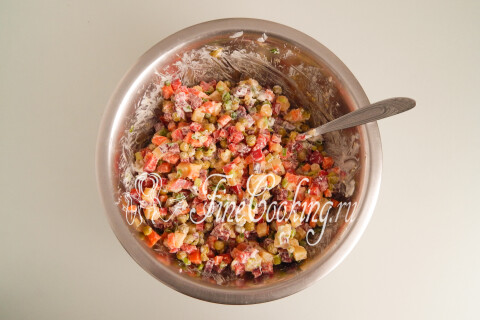 Перемешанный салат с копчёной колбасой и овощами в миске