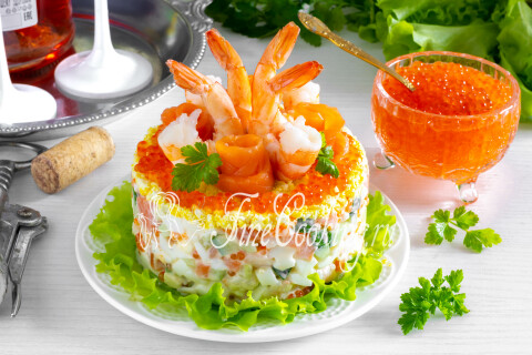 Салат Царский с красной рыбой, икрой и креветками на порционной тарелке