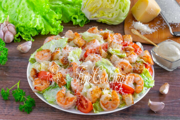 Салат Цезарь с креветками в домашних условиях